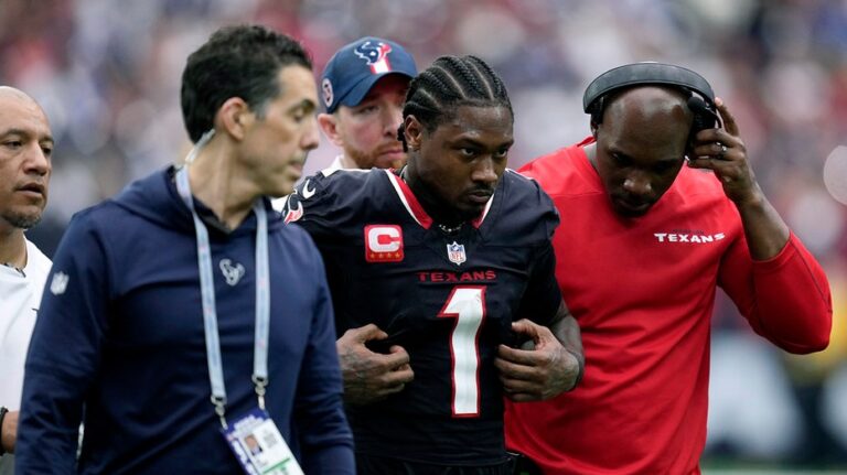 Texans star Stefon Diggs leaves game vs Colts with non-contact knee injury