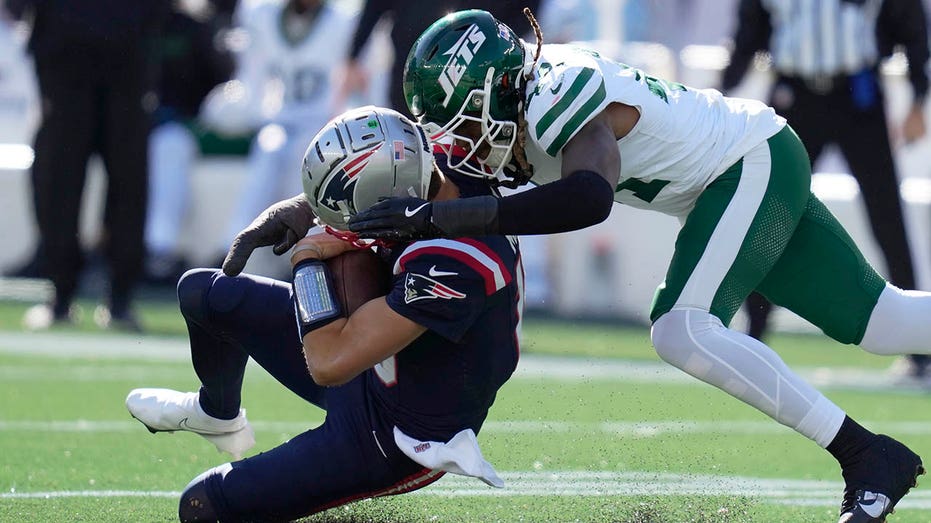 Patriots' Drake Maye leaves game after helmet-to-helmet hit on running play