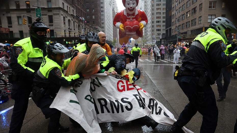 Anti-Israel protesters disrupt Macy's Thanksgiving Day Parade