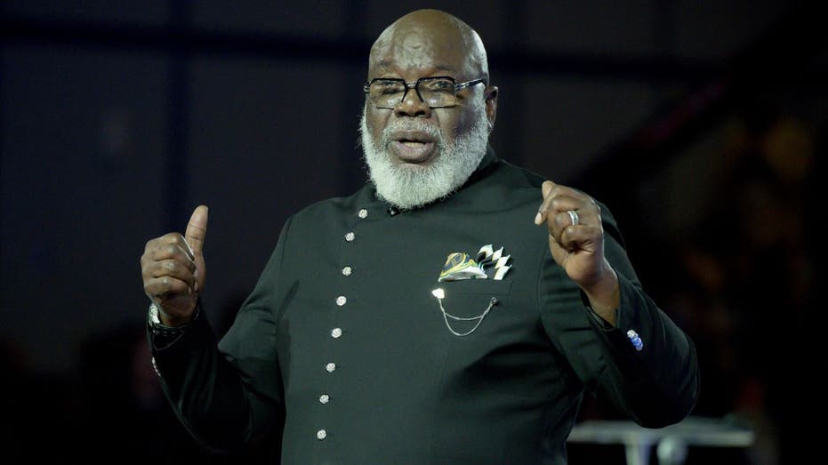 Bishop T.D. Jakes suffers health incident after 'powerful' sermon during Sunday service