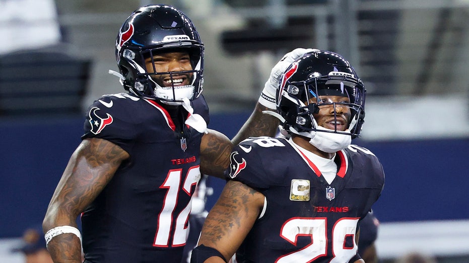 Joe Mixon tallies 3 touchdowns as Texans demolish struggling Cowboys