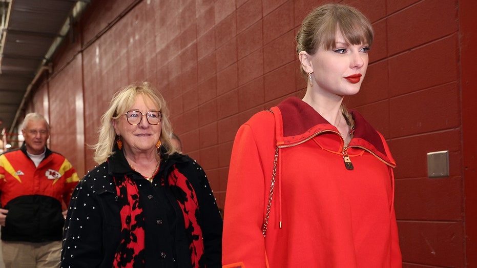 Taylor Swift arrives with Donna Kelce to stadium for Chiefs’ Black Friday matchup despite ‘busy’ schedule