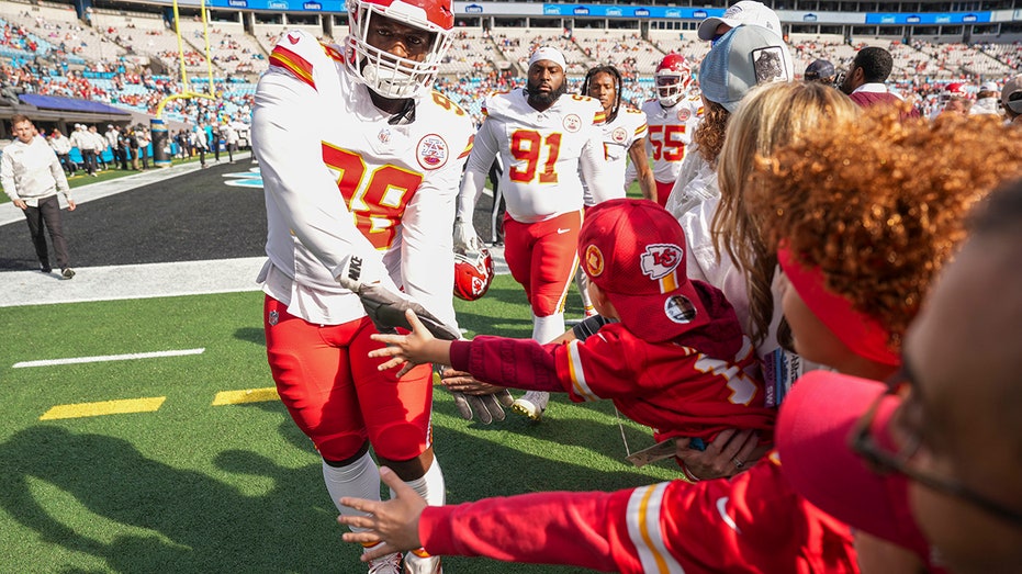 Chiefs lineman Tershawn Wharton catches young fan after falling over barrier at Panthers' stadium