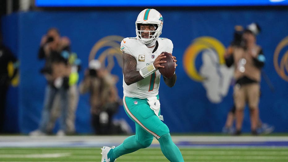 Dolphins snap 3-game losing streak with much-needed win over Rams