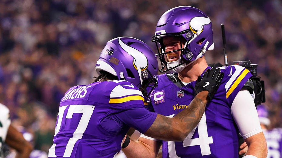 Vikings eye NFC North title as they outlast Packers behind Sam Darnold's 3 touchdowns