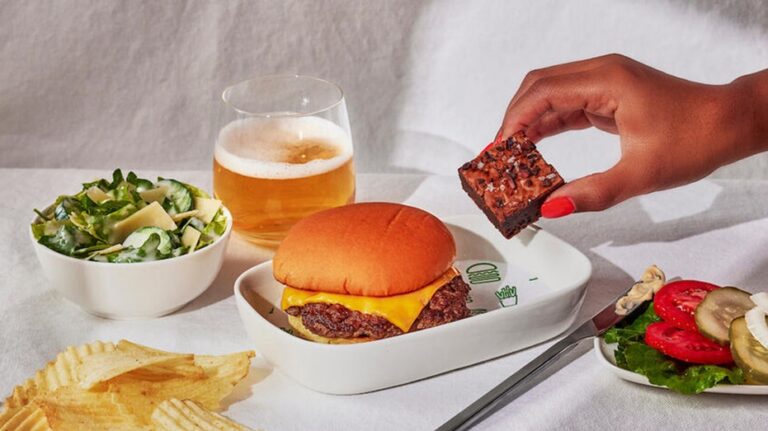 First-class Delta passenger tries newly launched Shake Shack meal served on flight, social media users react