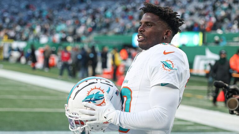 Dolphins' Tyreek Hill chalks up 'I'm out' remark to 'frustration' with 2024 season