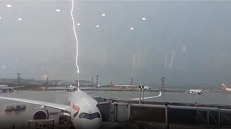 Striking video shows moment British Airways plane is hit by lightning