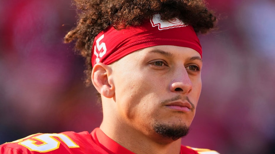 Patrick Mahomes' grandfather in hospice just days before Chiefs' AFC title game vs. Bills, his mother says