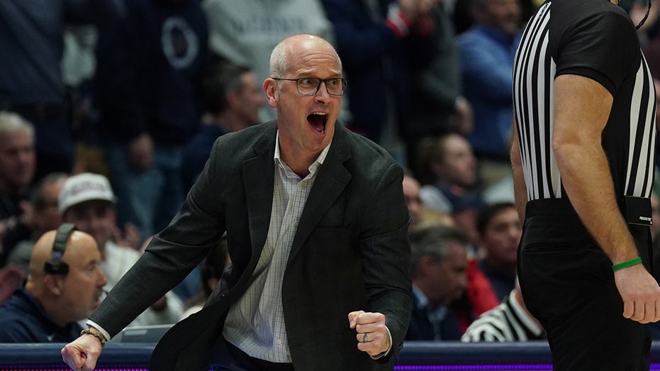 UConn's Dan Hurley unloads on referee with epic 1-liner in Huskies' overtime win: 'Did I say that?'