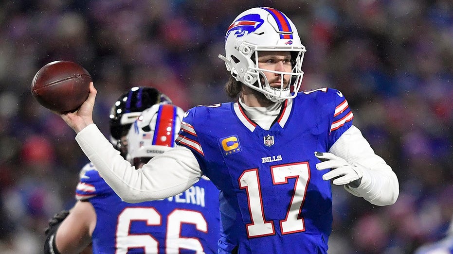 Josh Allen scores 2 touchdowns, Bills force 3 turnovers in divisional round win over Ravens