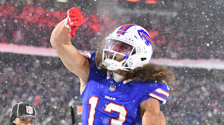 Bills' Mack Hollins drums up fashion statement with 'Muppets' gear at AFC Championship