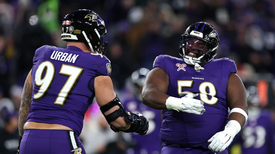 Ravens' 355-pound lineman snags interception to clinch division title in victory vs. Browns