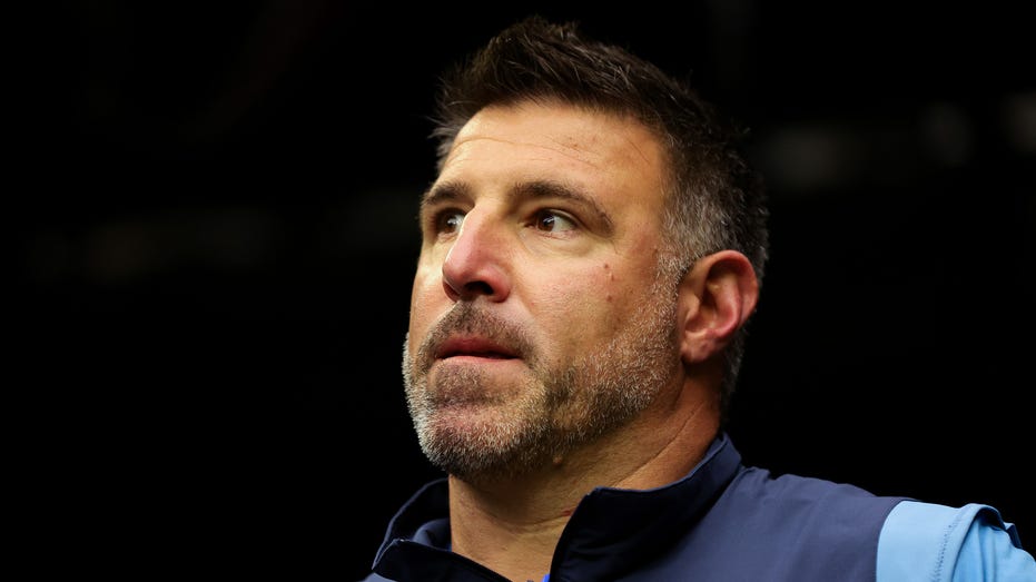 Mike Vrabel in negotiations to become next Patriots head coach: report