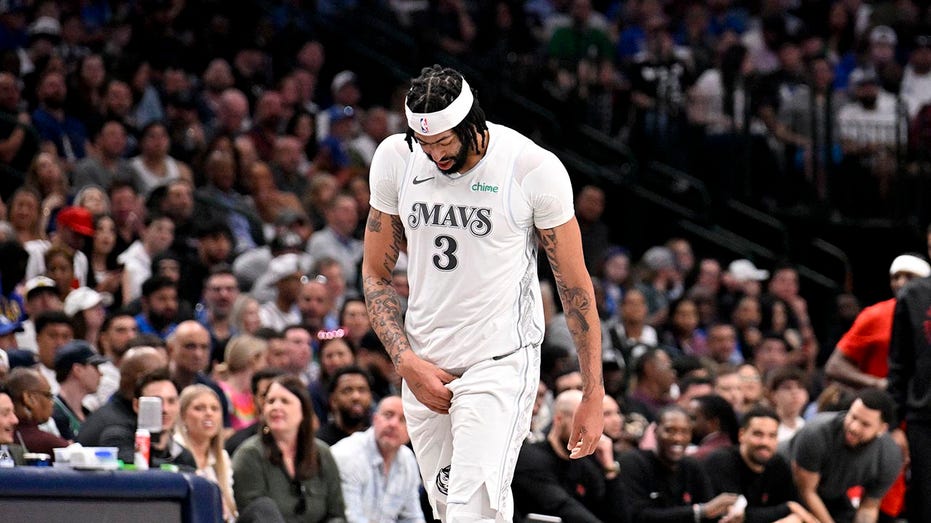 Anthony Davis leaves Mavericks debut with injury after being traded for Luka Dončić