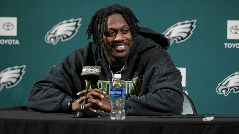 Eagles' A.J. Brown recalls feeling like a 'paid actor' at previous Super Bowl, a loss to the Chiefs