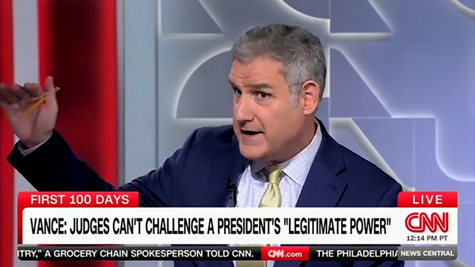 CNN analyst says Democrats' 'crazy' government shutdown talk 'makes no sense politically'