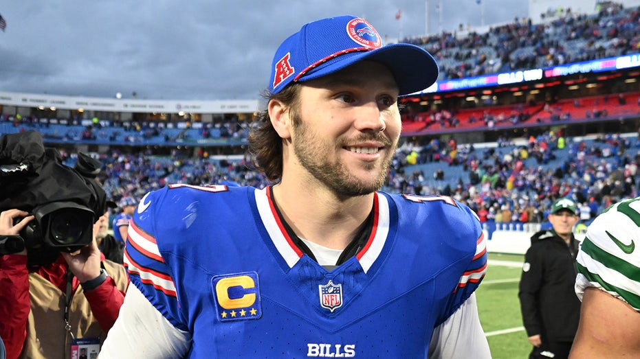 Bills' Josh Allen agrees to 6-year extension with record-setting guarantee: reports