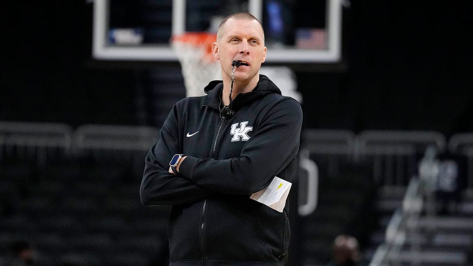 Kentucky coach Mark Pope makes good on promise to help cover fans' gas money for trip to NCAA tournament game