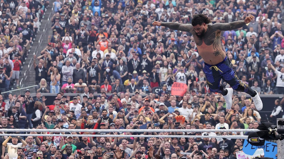 Jey Uso makes Gunther tap out to win world heavyweight championship at WrestleMania 41