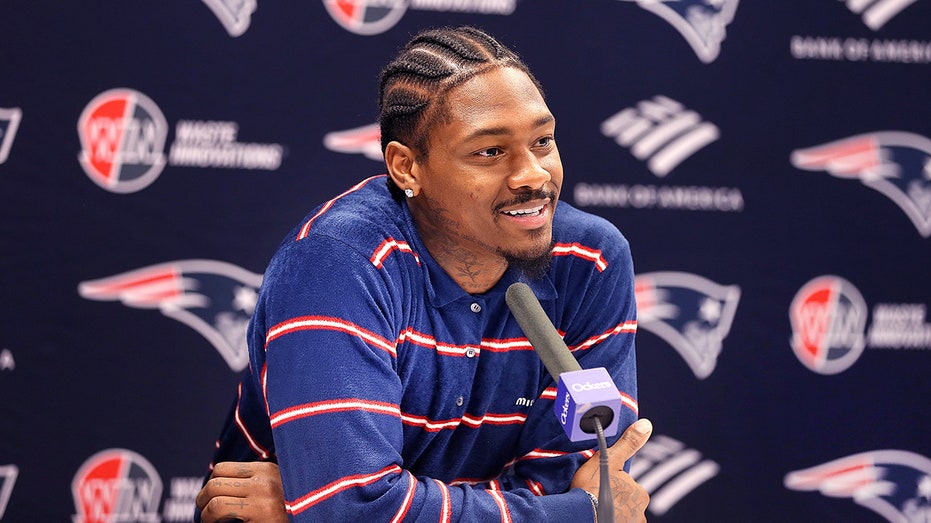 Patriots coach ‘aware’ of Stefon Diggs video involving mysterious pink substance on a boat