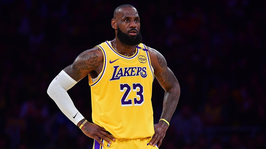 Michael Jordan's longtime agent accuses LeBron James of cherry-picking teams to win championships
