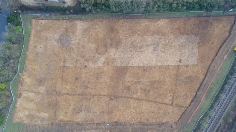 Late Bronze Age settlement dating back 3,000 years uncovered amid road work: 'Important discovery'