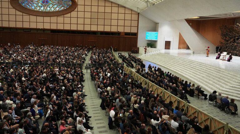 Pope Leo XIV dishes advice to journalists, mentions AI challenge in first news conference