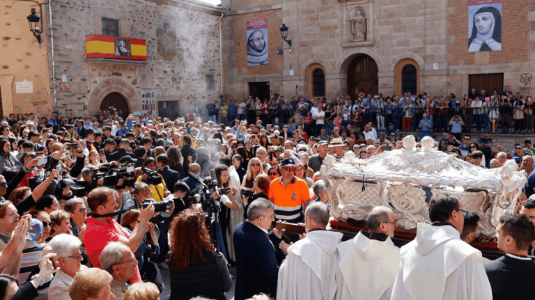 Rare glimpse: 440-year-old remains of Saint Teresa draw 100,000 pilgrims to Spain