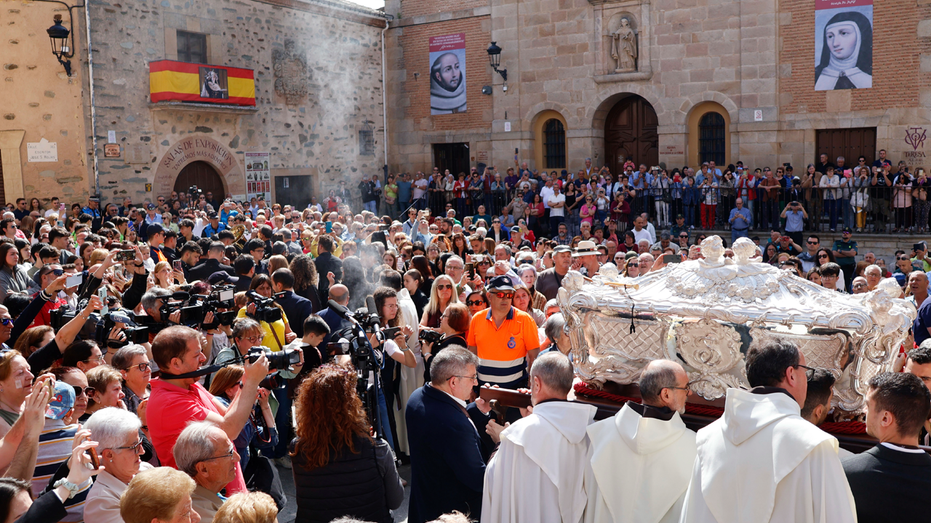 Rare glimpse: 440-year-old remains of Saint Teresa draw 100,000 pilgrims to Spain