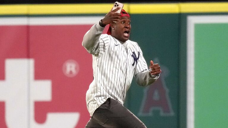 Yankees fan jukes out security on field before being handcuffed, catches it all on camera