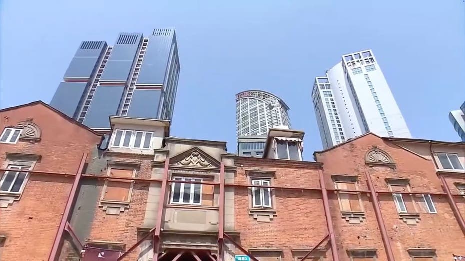 How 432 robots are relocating a 7,500-ton historic building