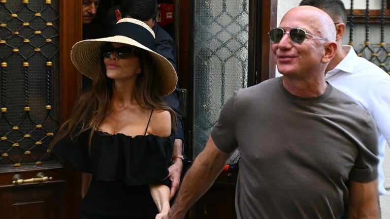 Lauren Sánchez Bezos shows off wedding ring during first post-wedding appearance with Jeff Bezos in Venice