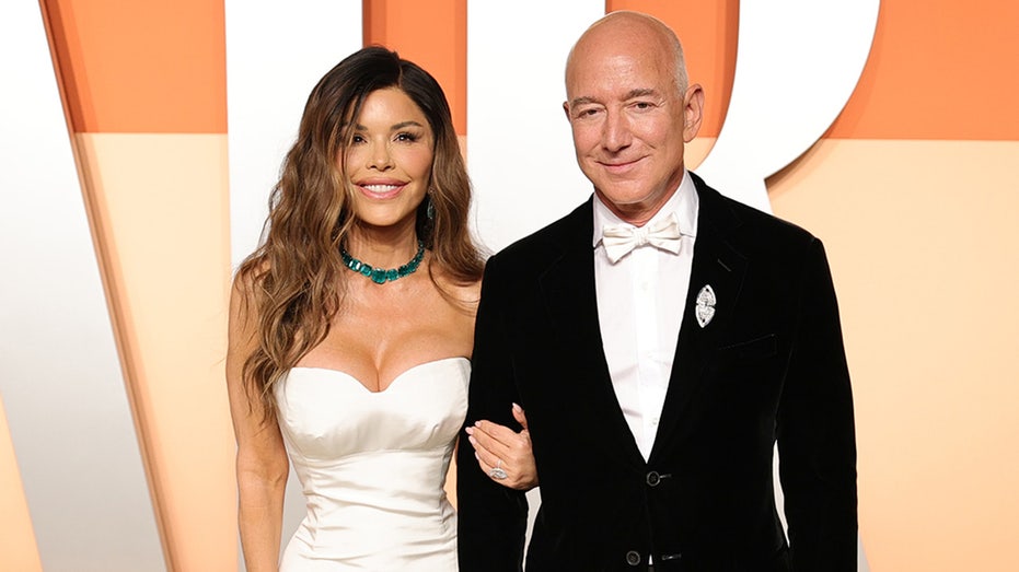 Jeff Bezos, Lauren Sánchez prenup may include ‘signing bonus’ after billionaire's costly first divorce: expert