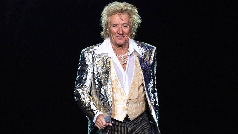 Rod Stewart cancels second concert on doctor's orders