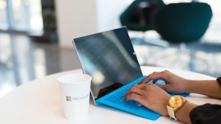 How fake Microsoft alerts trick you into phishing scams