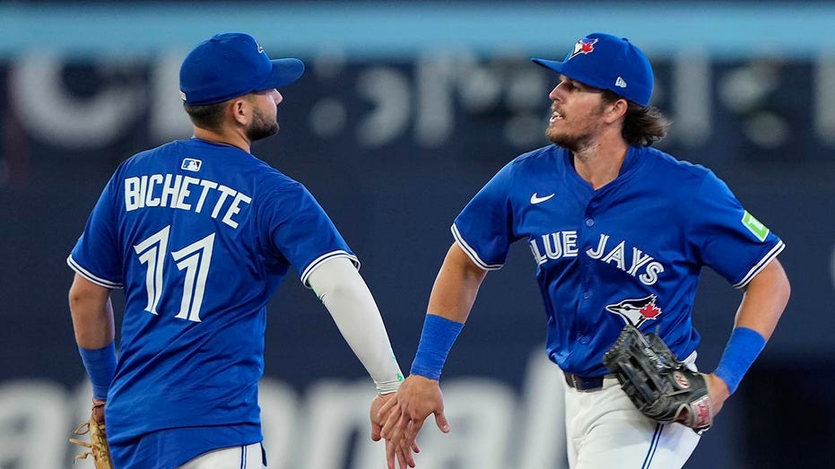 Blue Jays broadcaster takes shot at Yankees announcer after taking over New York in AL East standings