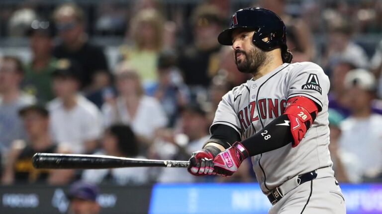 Mariners to acquire slugger Eugenio Suárez from D'Backs