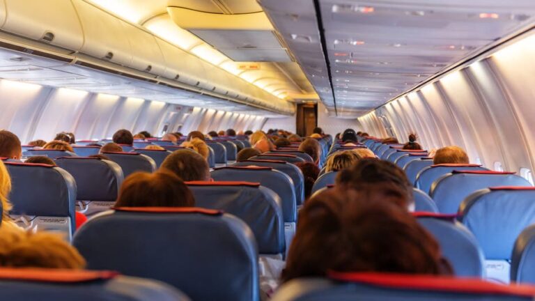 Mom tries sneaky airline seat hack, plus Gen Z's payment habit 'annoys' bartenders