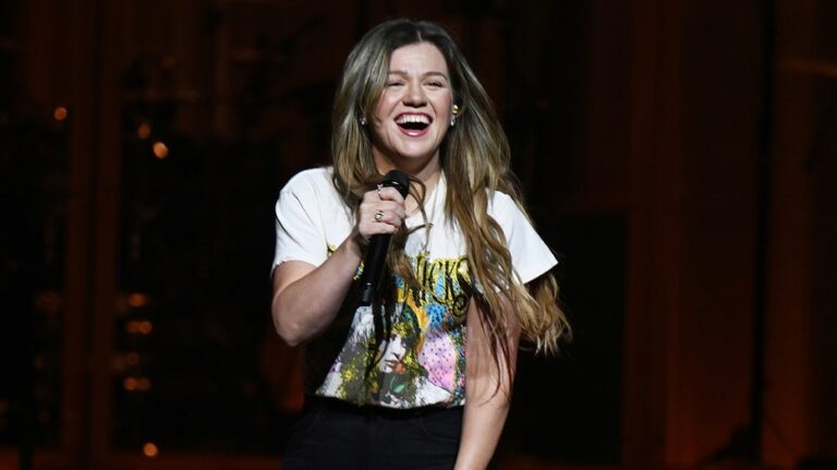 Kelly Clarkson celebrates comeback with tequila shot from fan, says she 'cried' over canceled show