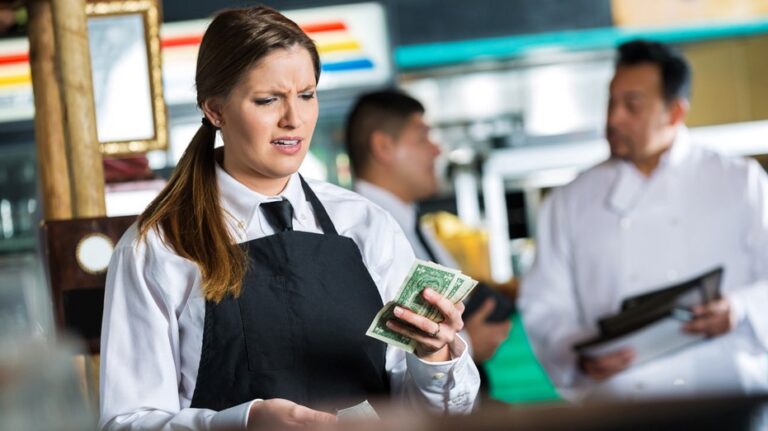 Man takes tip back after being publicly 'scolded and humiliated' by waitress
