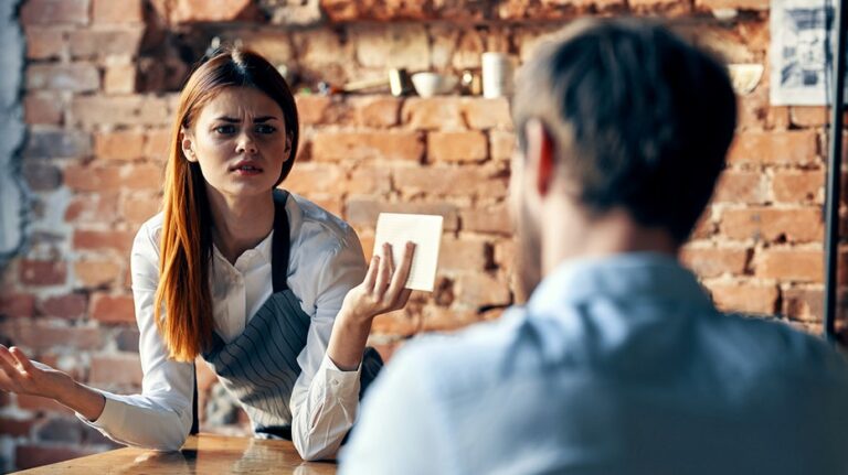 8 signs that you should leave a restaurant, experts say