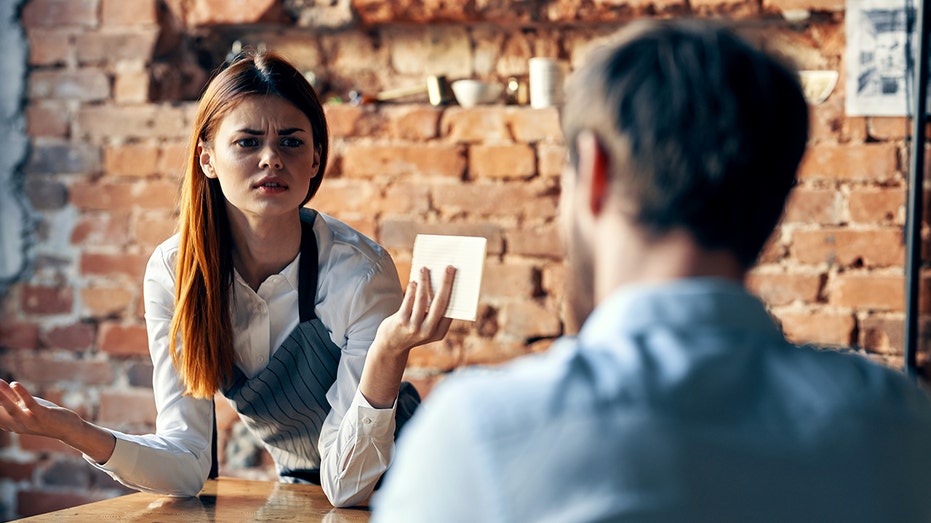 8 signs that you should leave a restaurant, experts say