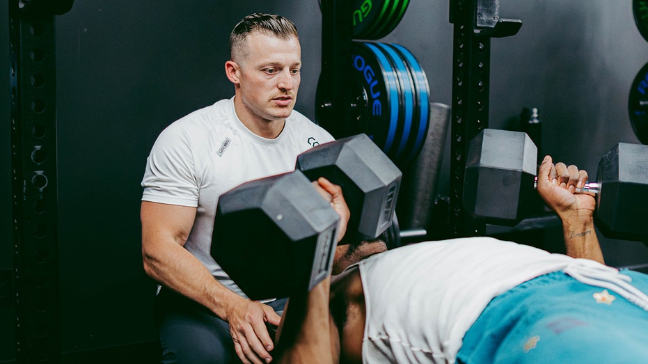NFL, NBA sports doctor weighs in on Mamdani's viral 135-pound bench press fail: 'Trump could lift more'