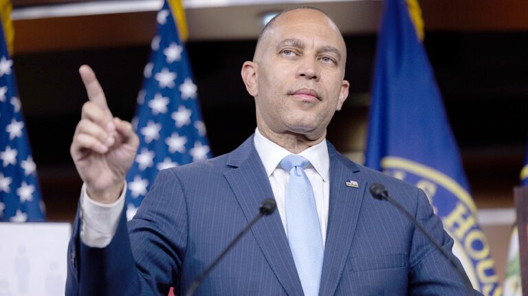 Jeffries gets in heated clash with CNN host on 'hypocritical' redistricting position and if Dems have a plan