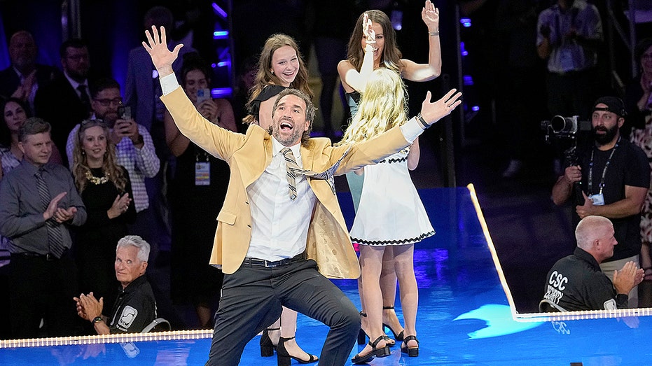 Jared Allen reacts to wardrobe malfunction during Hall of Fame celebration: 'Should've listened to my wife'