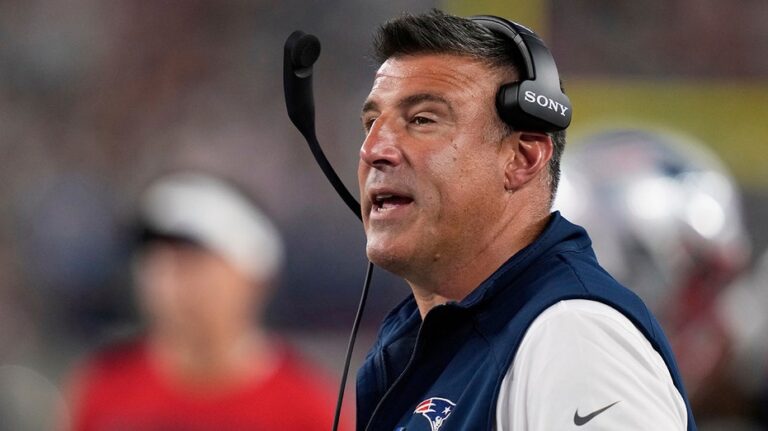 Patriots coach Mike Vrabel gets knocked to the ground breaking up fight during joint practice with Vikings