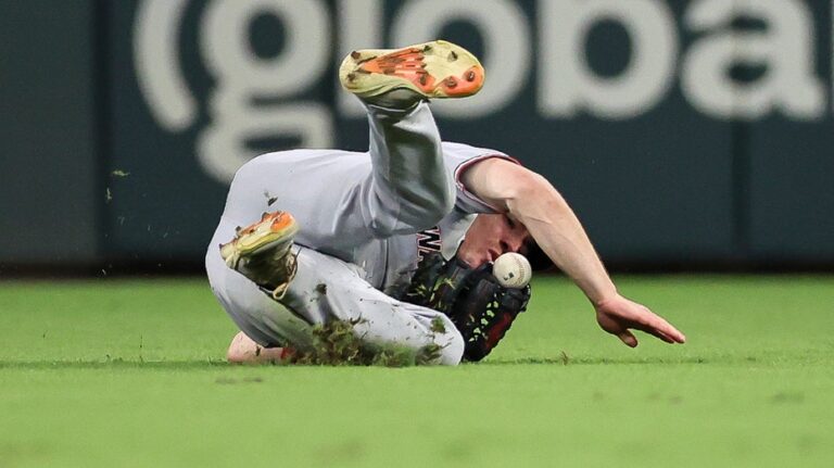 Nationals' Jacob Young shows off incredible concentration to make bobbling catch for 2nd straight game