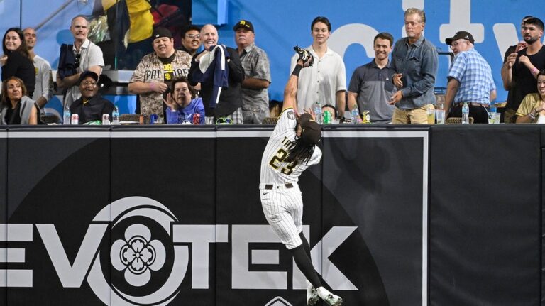 Padres' Fernando Tatis Jr makes incredible catch at wall, but Reds catcher gets last laugh