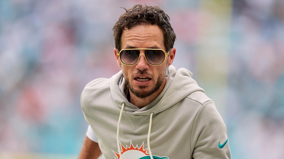 Dolphins' Mike McDaniel offers bewildering quote about winning as banner calls for his firing